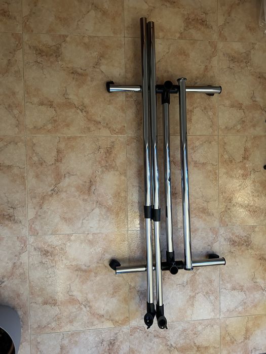 Vendo cabide/ chariot com 4 rodas.