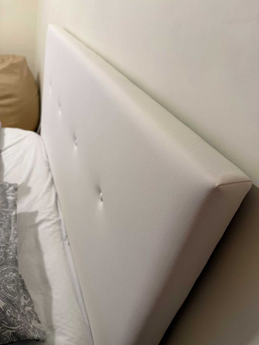 Vendo cama com estrado e colchão, como novos