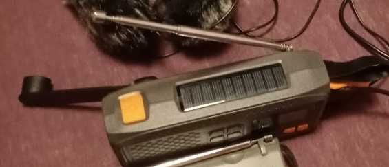 Radio não precisa de pilhas é solar não tem sol basta dar  á Manivela