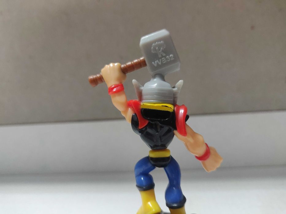 Фигурка героя Kinder Surprise maxi, Marvel Thor, 9 см.