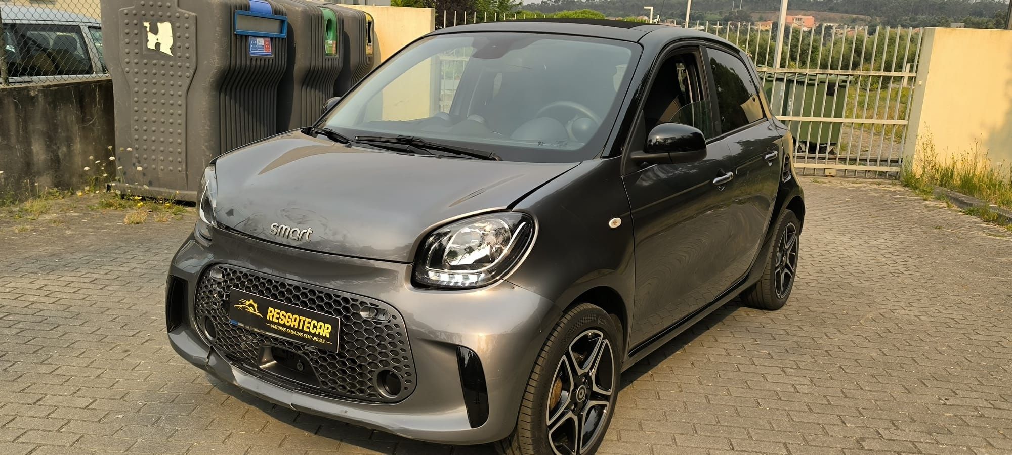 Smart Fourfour elétrico salvado