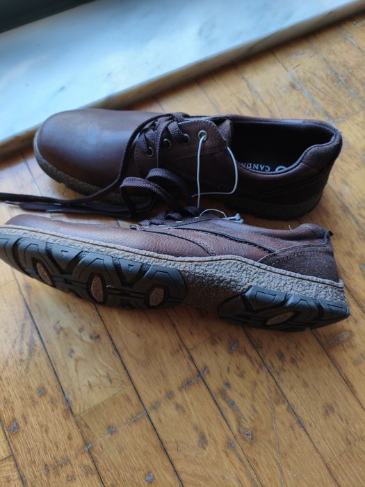 Sapatos de cor castanho novos