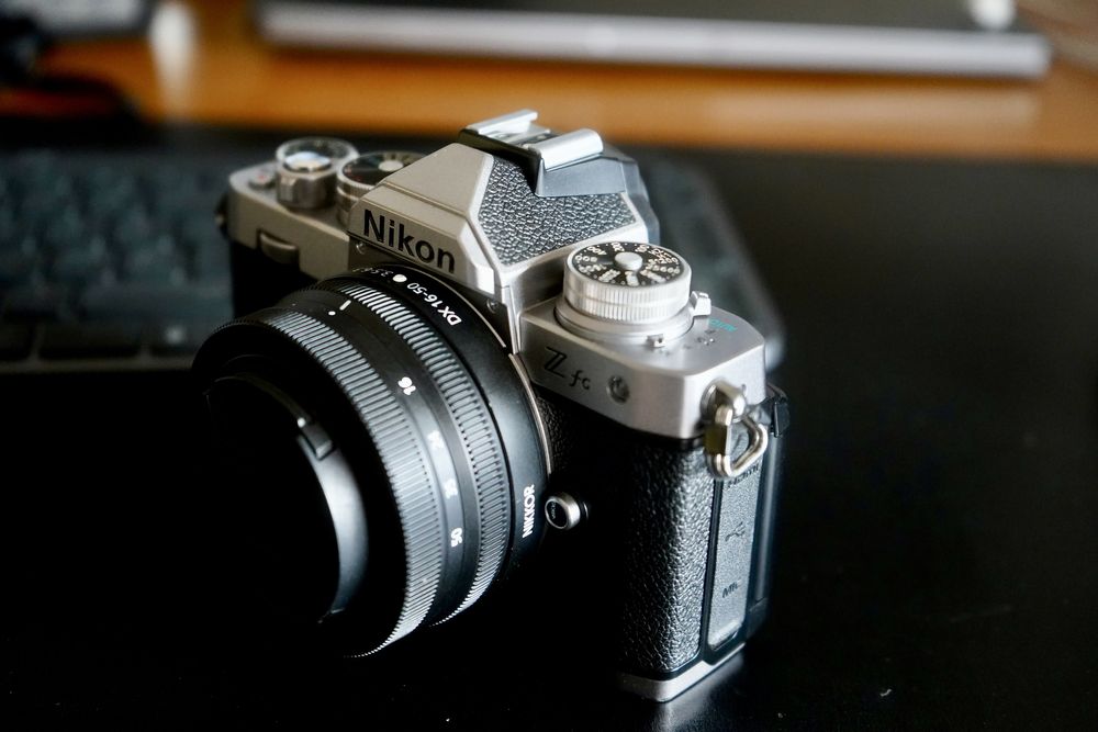 Nikon Z fc Prata & Preto – Excelente Estado + Acessórios