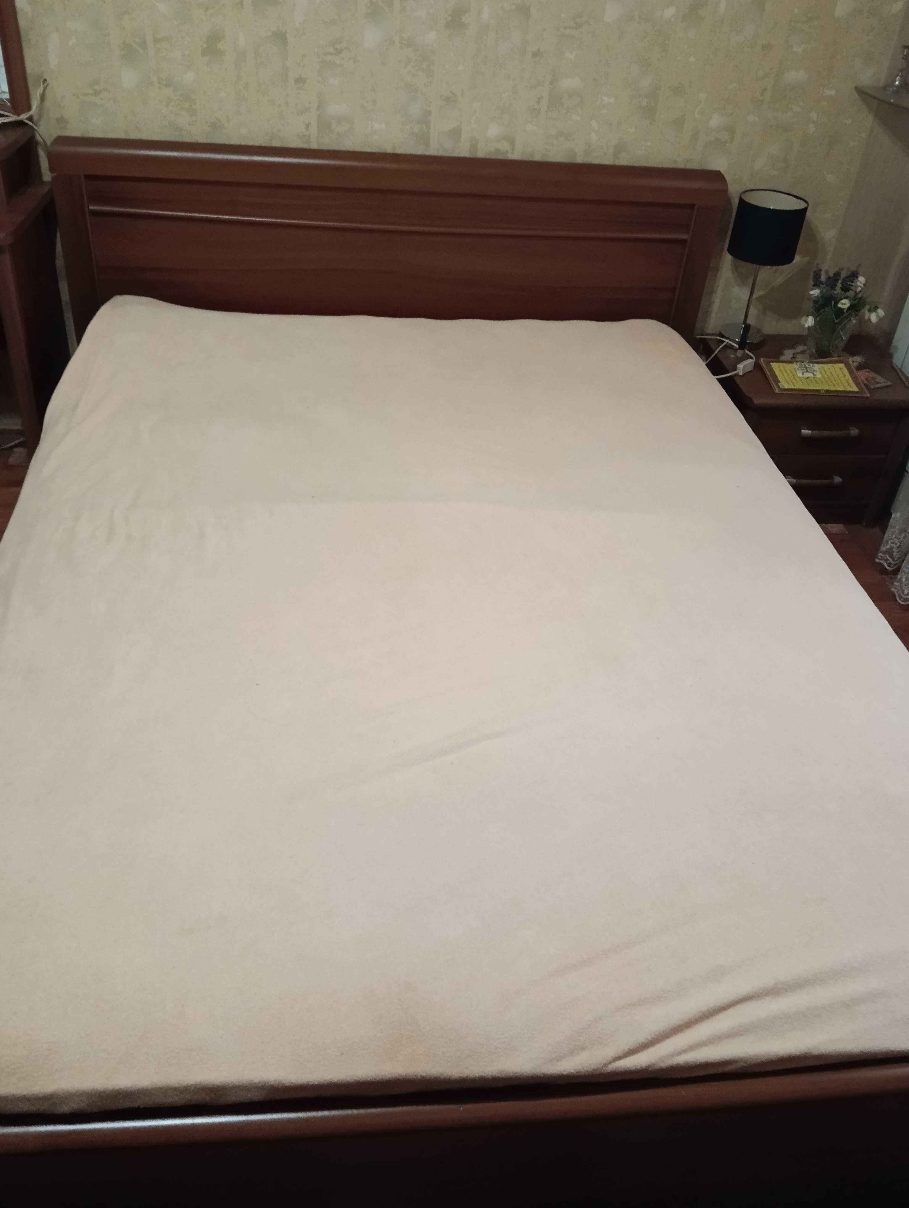 Ліжко  двоспальне з матрацом