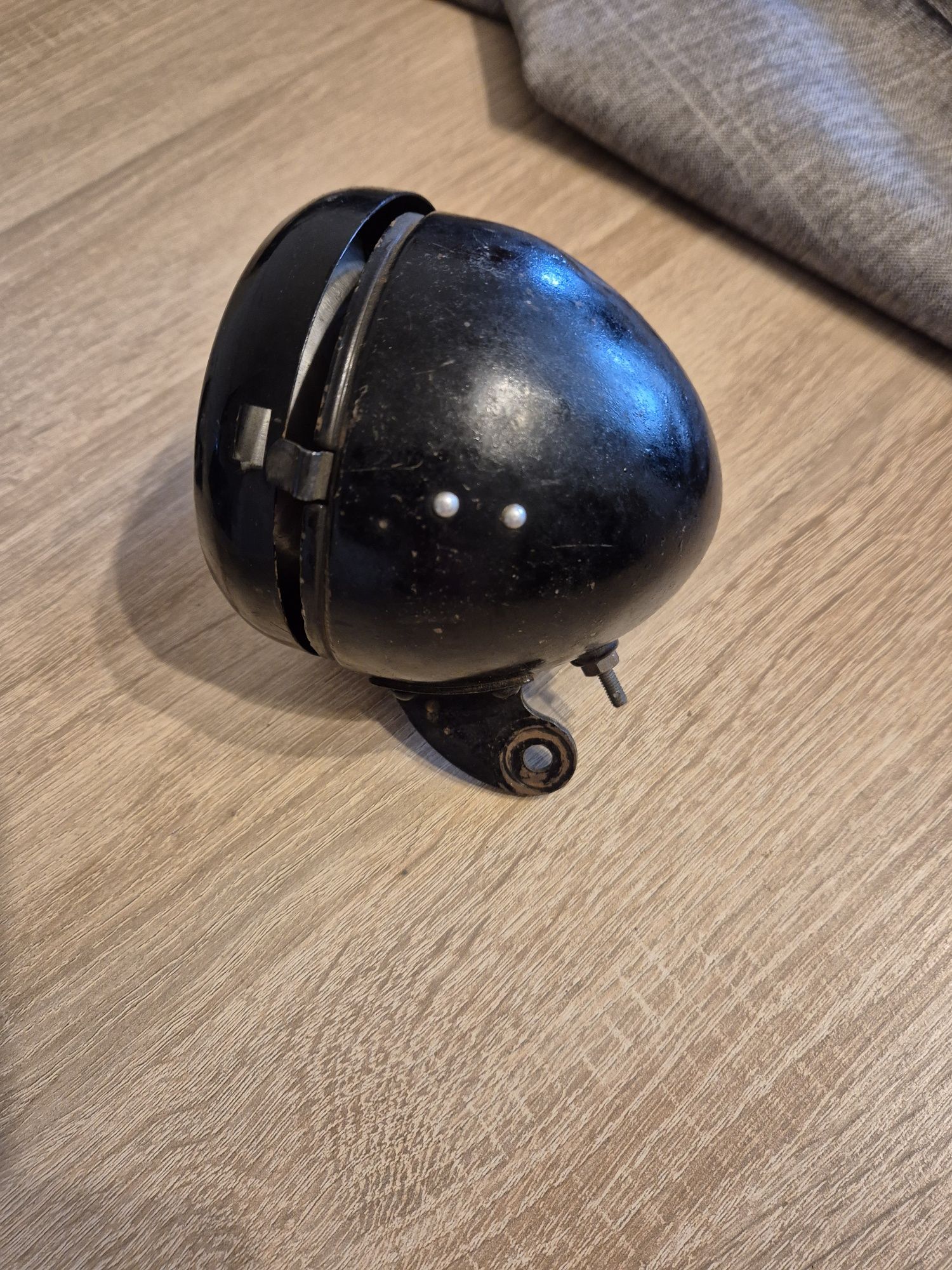 Dwie stare lampy rowerowe