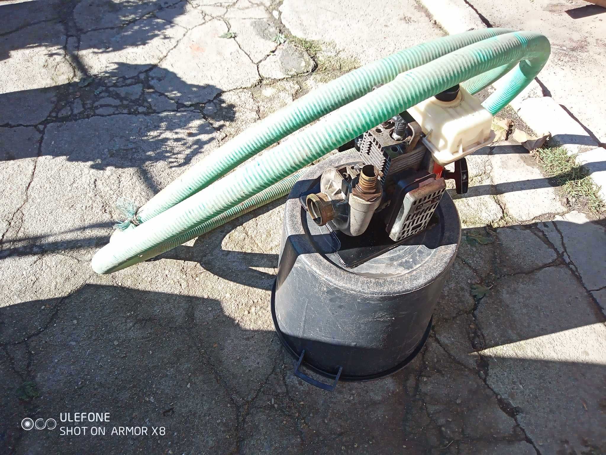varias bombas de agua a 2 e 4 tempos a trabalharem