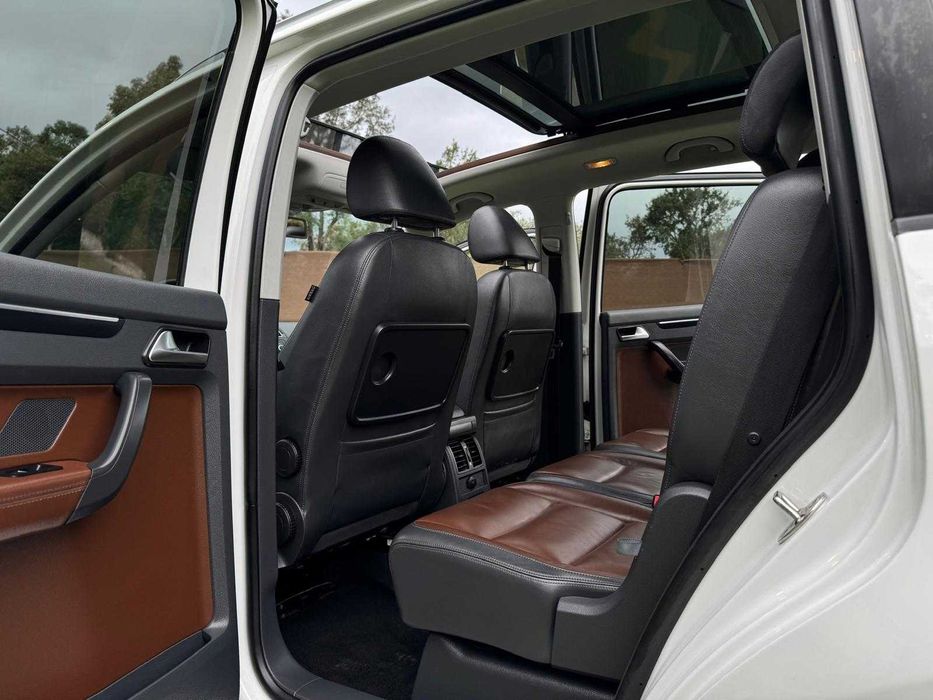 VW TOURAN 2.0 TDI – 7 LUGARES – INTERIOR EM PELE – TETO PANORÂMICO