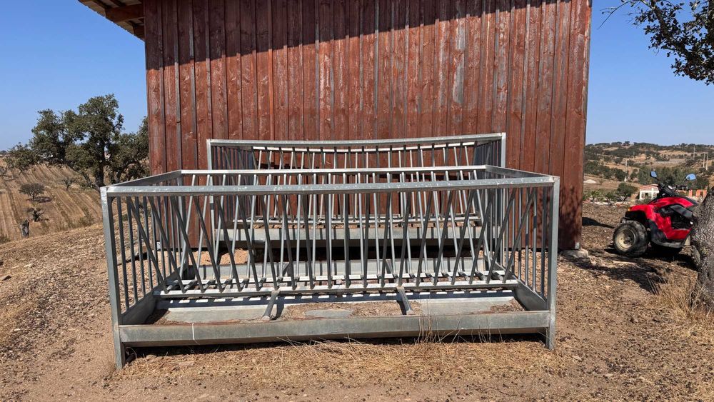 Alimentador de grama para animais de fazenda