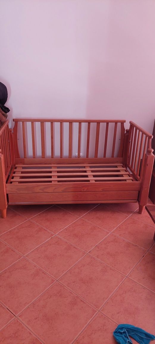 Cama de bebé em pinho maciço