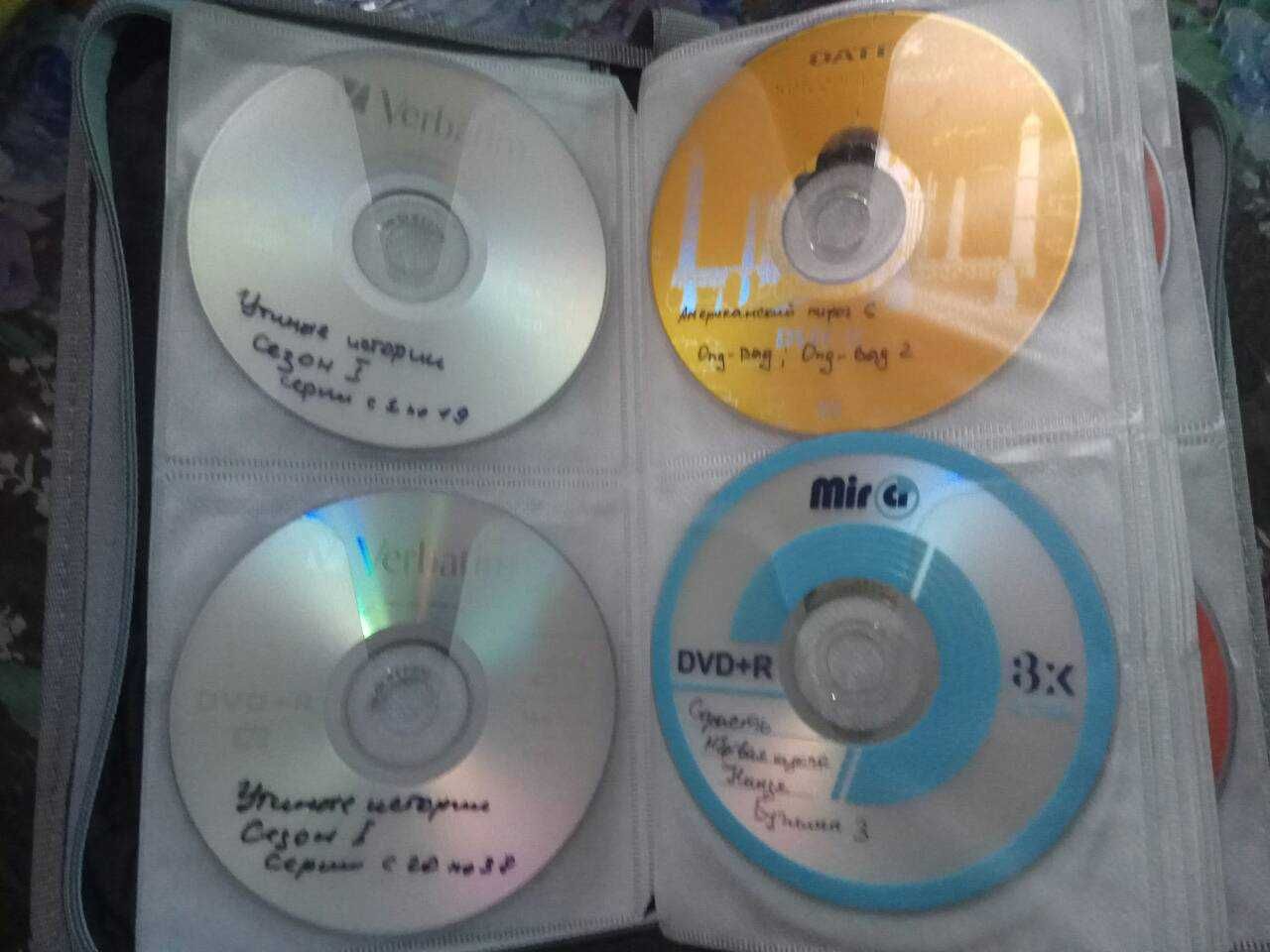 DVD диски с фильмами  в кейсах
