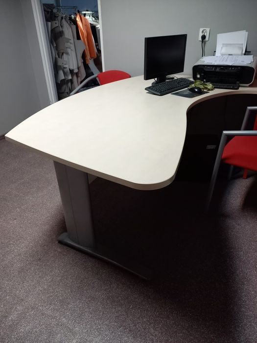 Biurko - stół o oryginalnym kształcie