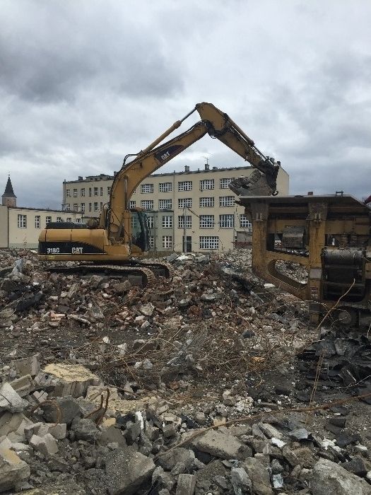 Kruszarka wyburzenia rozbiórki niwelacje terenu gruz beton