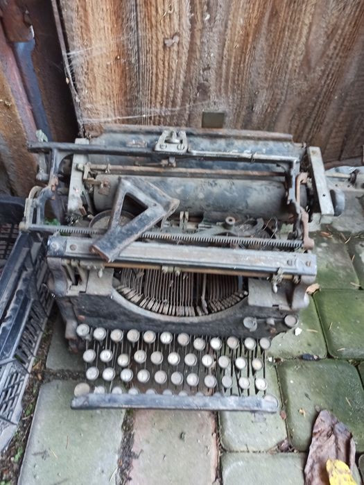 Stara maszyna do pisania na części Underwood uszkodzona