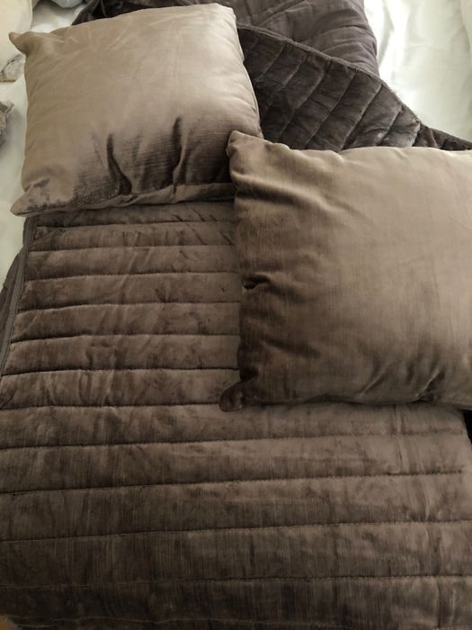 Colcha e almofadas para cama casal