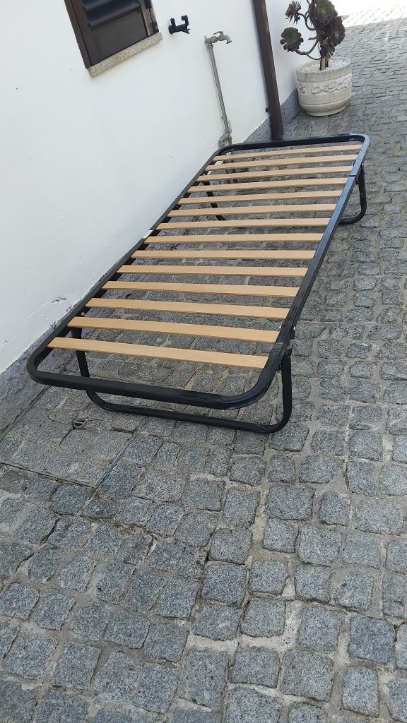 Estrado com pés sommier