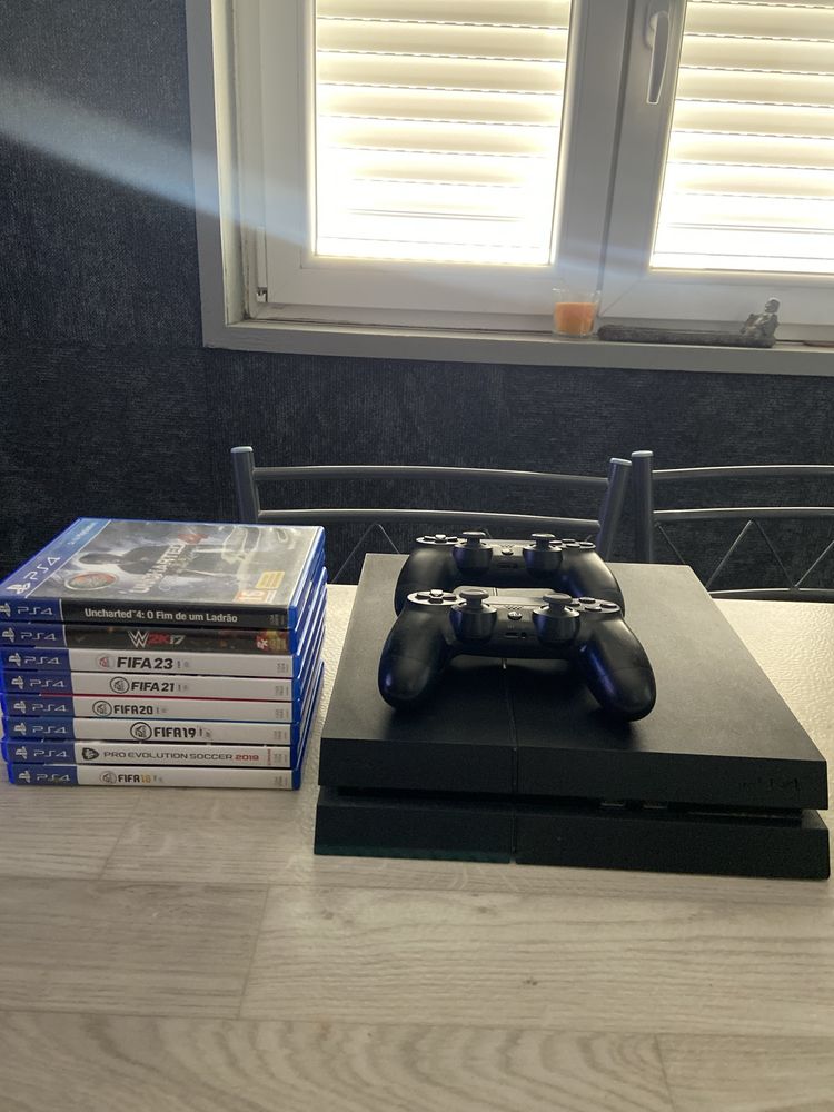 Playstation 4 500GB + 8 jogos incluidos + 2 comandos