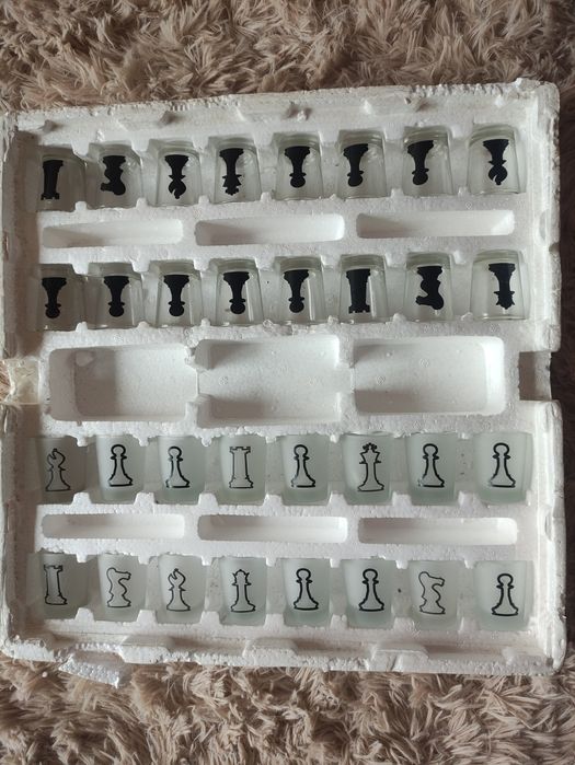 Jogo de xadrez (vidro) com copos de shot