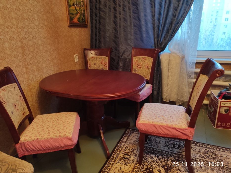 Обідній стол, роздвіжний, 4 стільця. Німеччина.