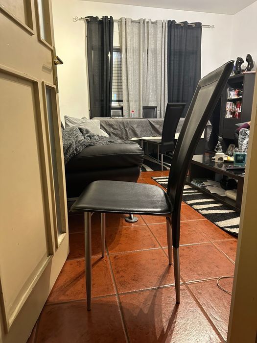 4 Cadeiras em Pele Usadas