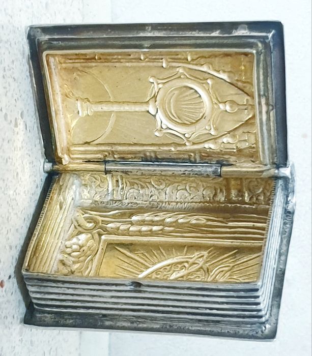 Fantástica caixa religiosa em forma de livro em prata contrastada