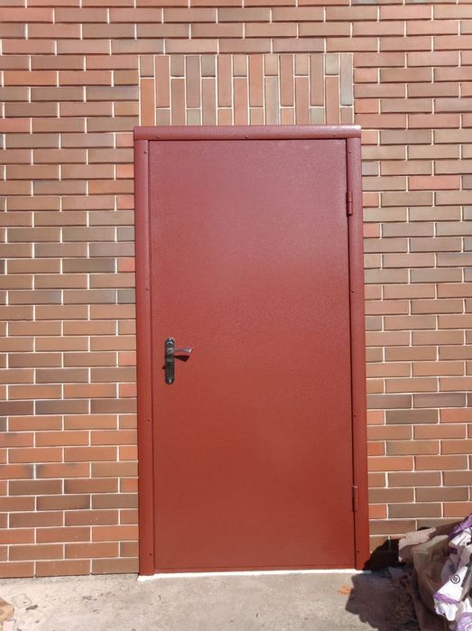 Виготовлення і встановлення вхідних металевих дверей.