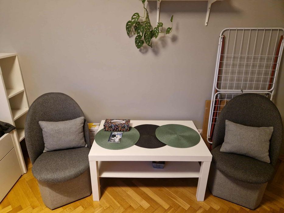 Stolik biały Ikea pufki