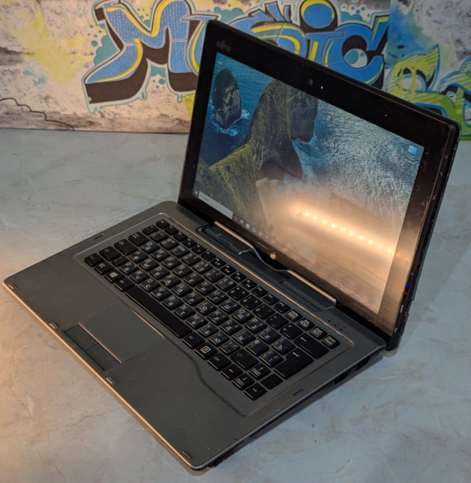 Планшет трансформер Fujitsu Stylistic Q702
