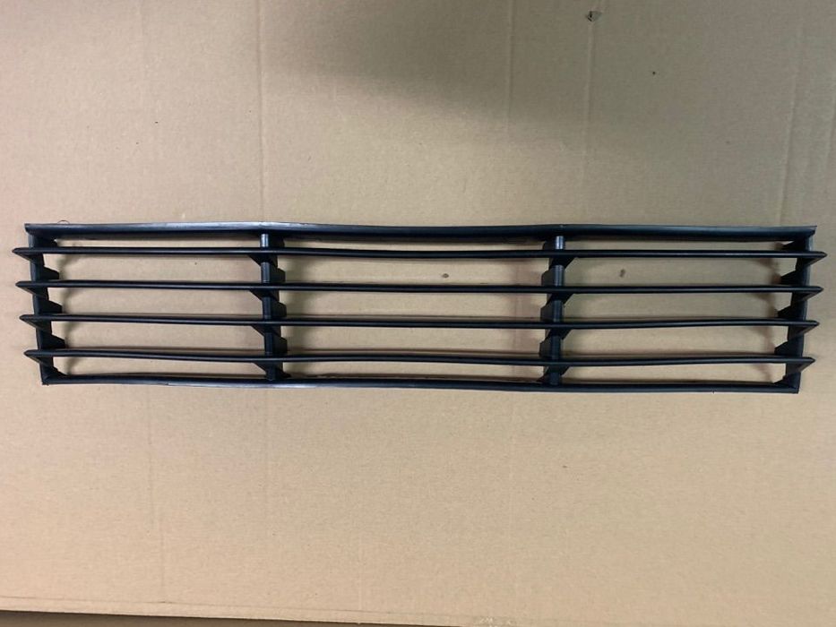 ATRAPA ZDERZAKA PRZÓD ŚRODKOWA KRATKA VOLKSWAGEN PASSAT B5 FL LIFT 00-05 NOWA