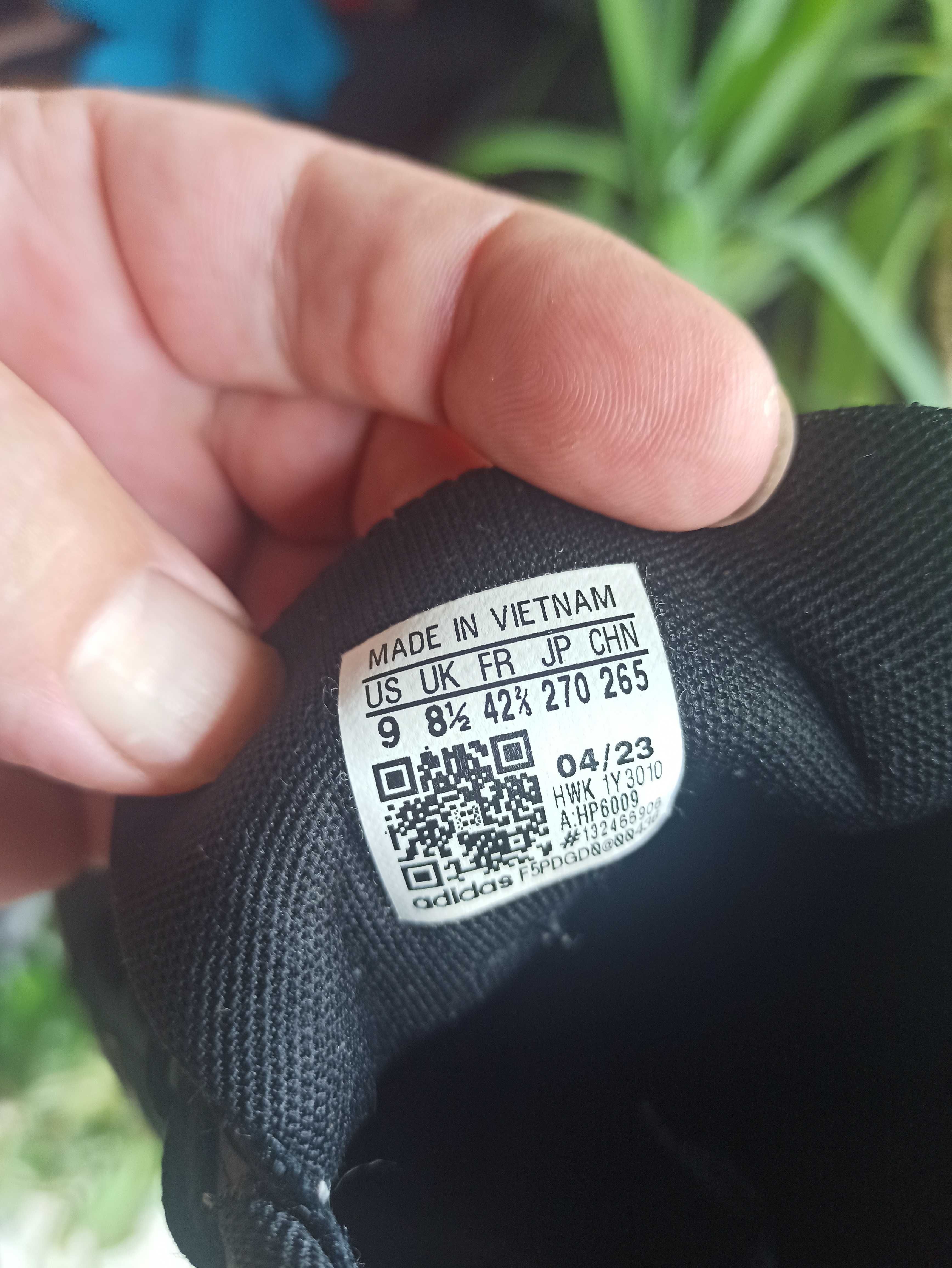 buty firmy adidas czarne z bialymi paskami
