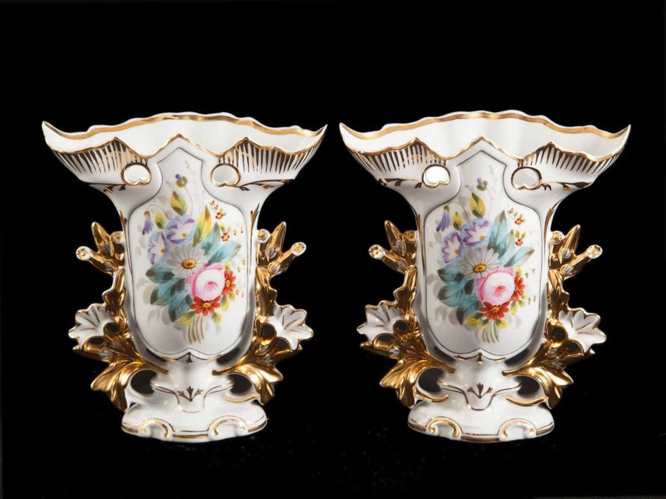 Jarra antiga com decoração floral e pássaros