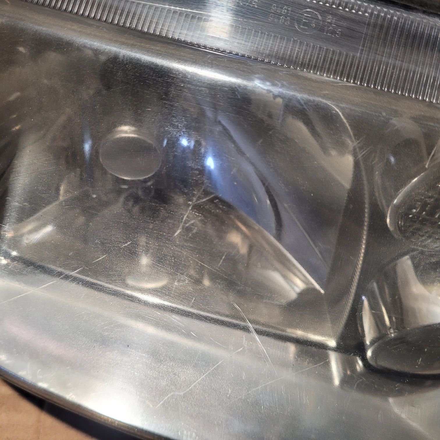 Lampa przód prawa vw bora 2001r HELLA
