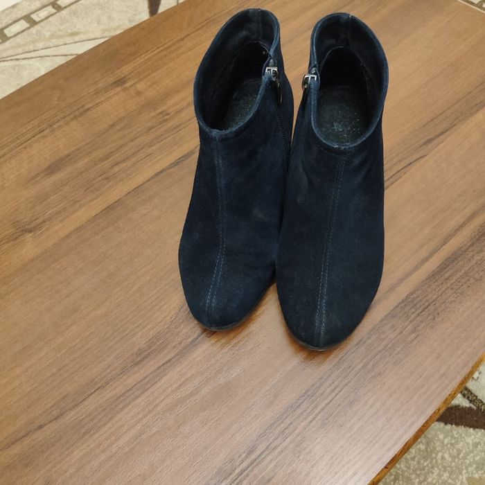 продам женские  замшевые ботинки рр37