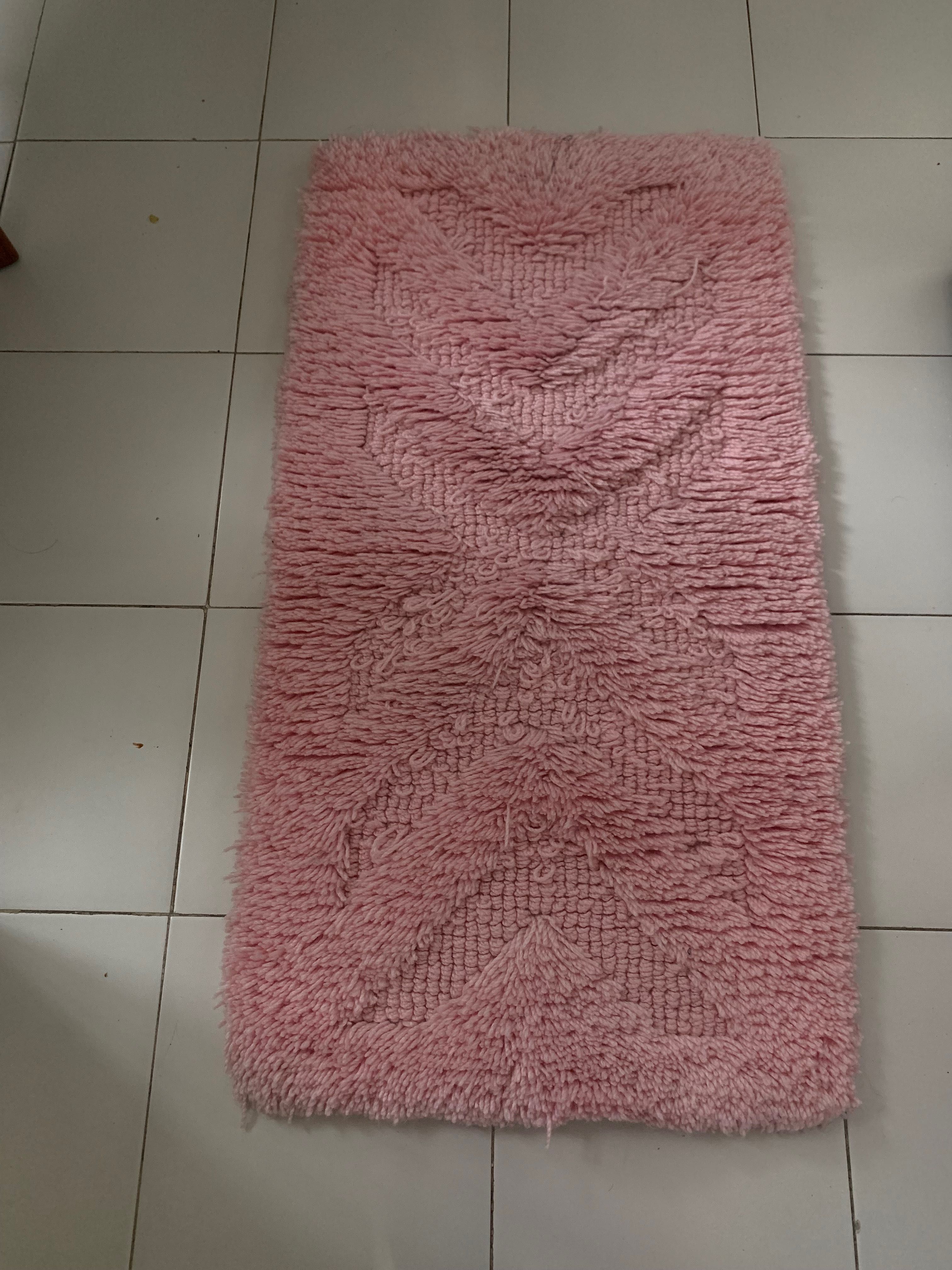 Trio de tapetes de pêlo rosa