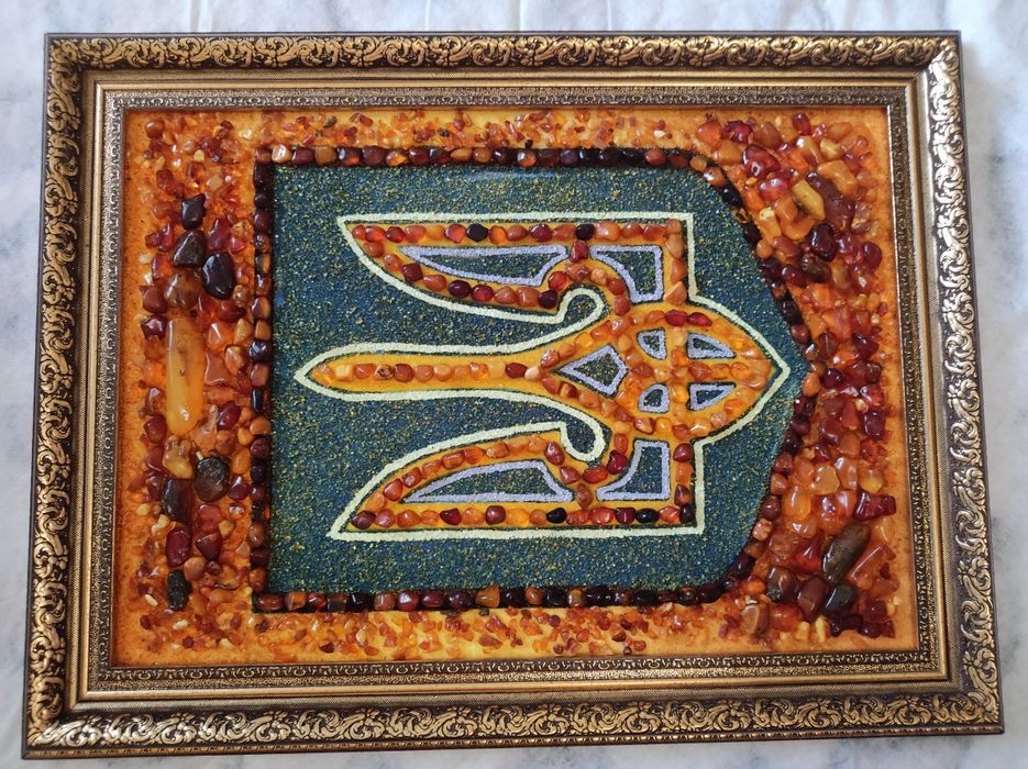 Герб украины с янтаря