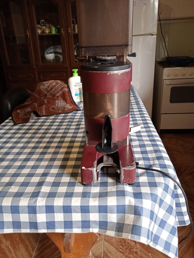 Moinho de café a trabalhar bem , em ótimo estado  marca  RANCiLIO