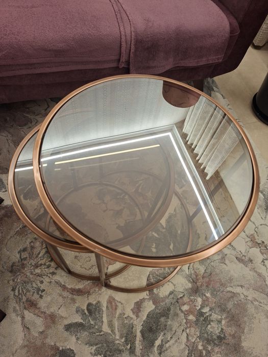 Zestaw dwóch stolików kawowych – szkło i metal w kolorze miedzi! Kler