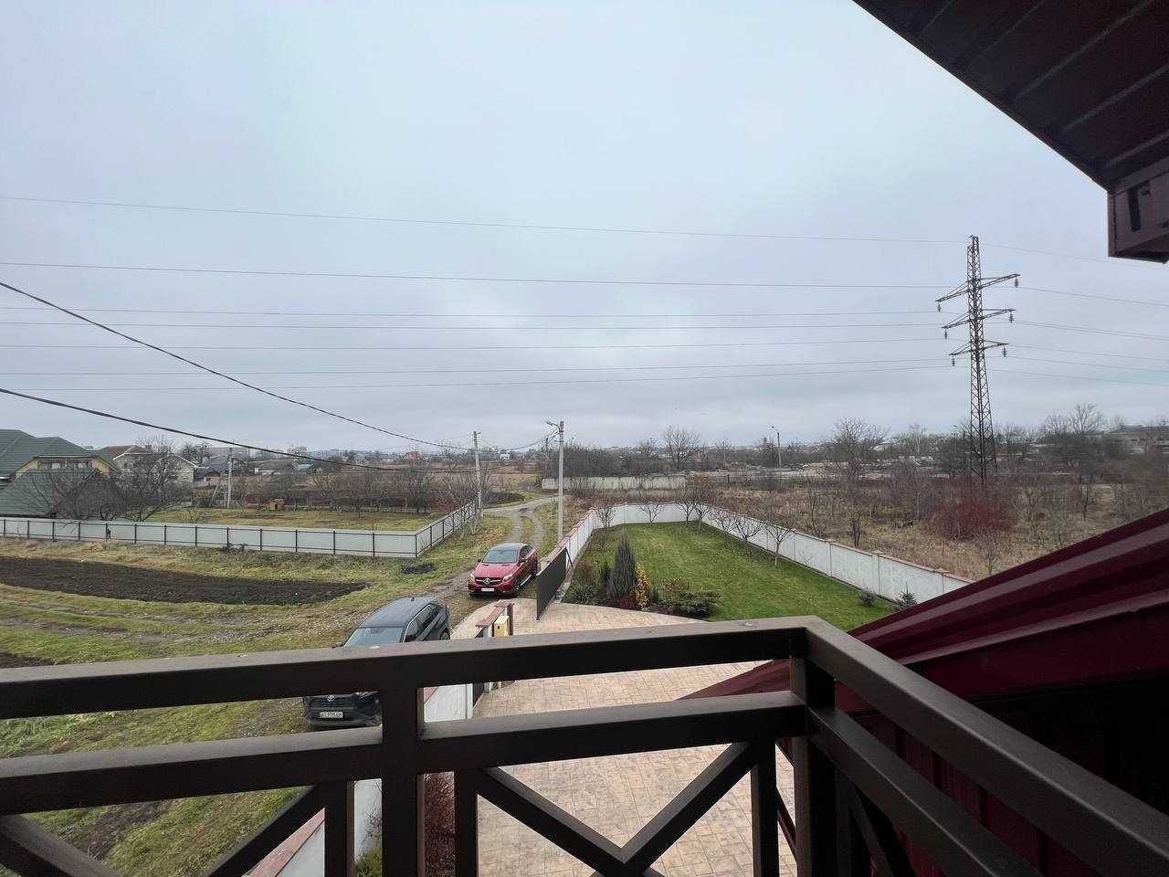 Будинок / особняк з закритим подвір'ям біля міста