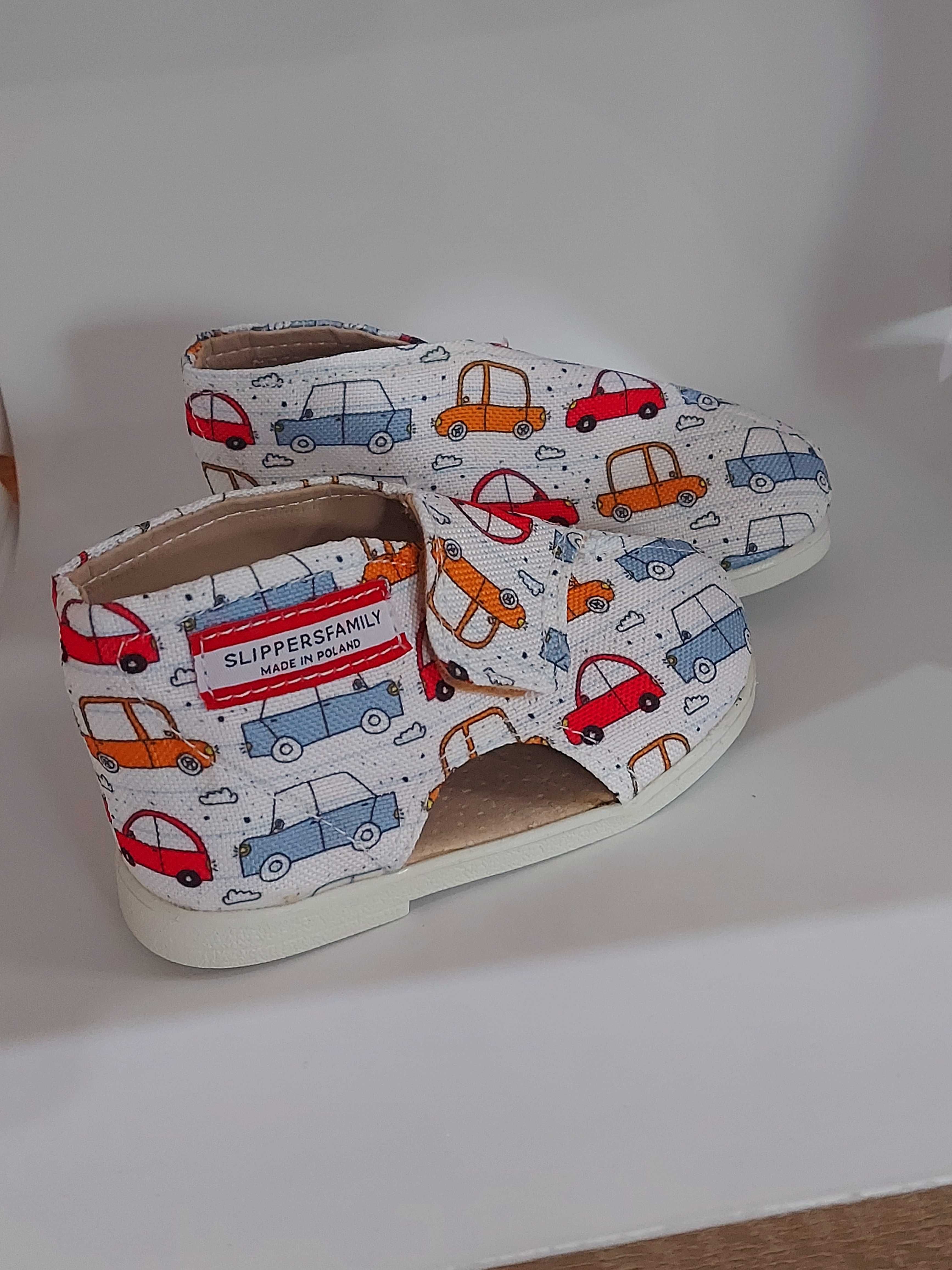 Kapcie dla dzieci Slippers Family Cars rozmiar 20 oraz 23