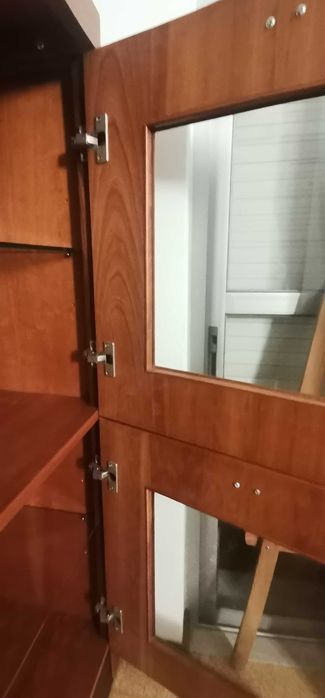 Móvel louceiro para sala cerejeira e vidro