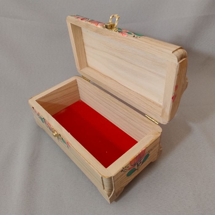 Декоративна скринька з розписом і оксамитовим дном