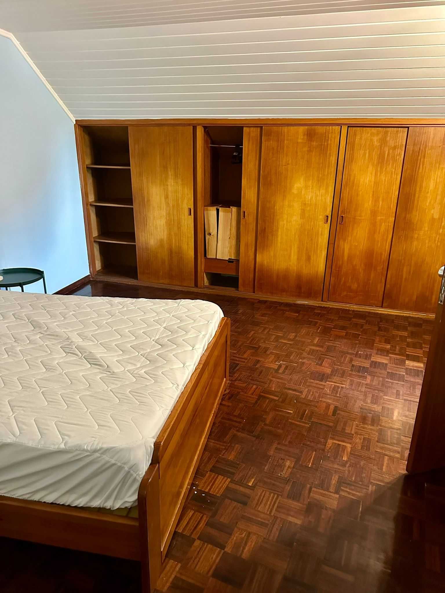 alugam se 2 quartos perto na Nova SBE