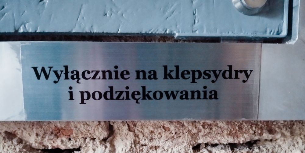 Tablica na nekrologi. Zawiadamianie o pogrzebach. Podziękowania.