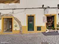 Duas lojas contiguas para venda no Centro Histórico de Évora
