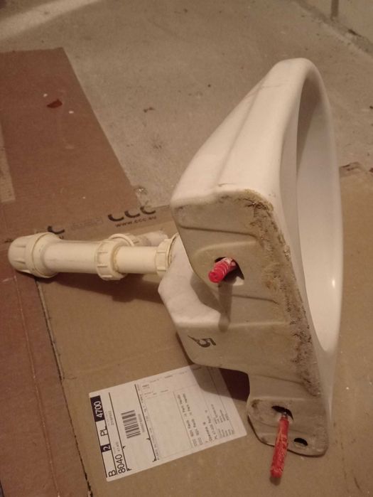 Umywalka łazienkowa biała naścienna