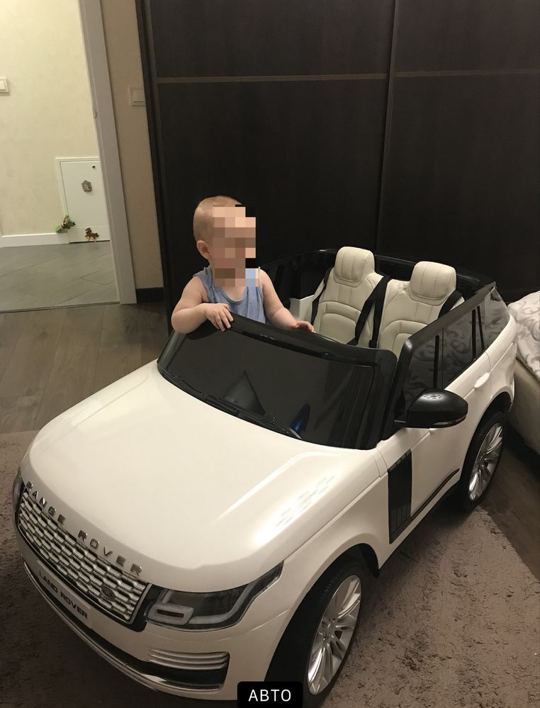 Продам клектромобіль дитячий range rover. Торг!