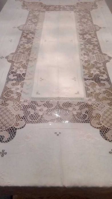 toalha mesa (artigo nacional)  em linho bordado