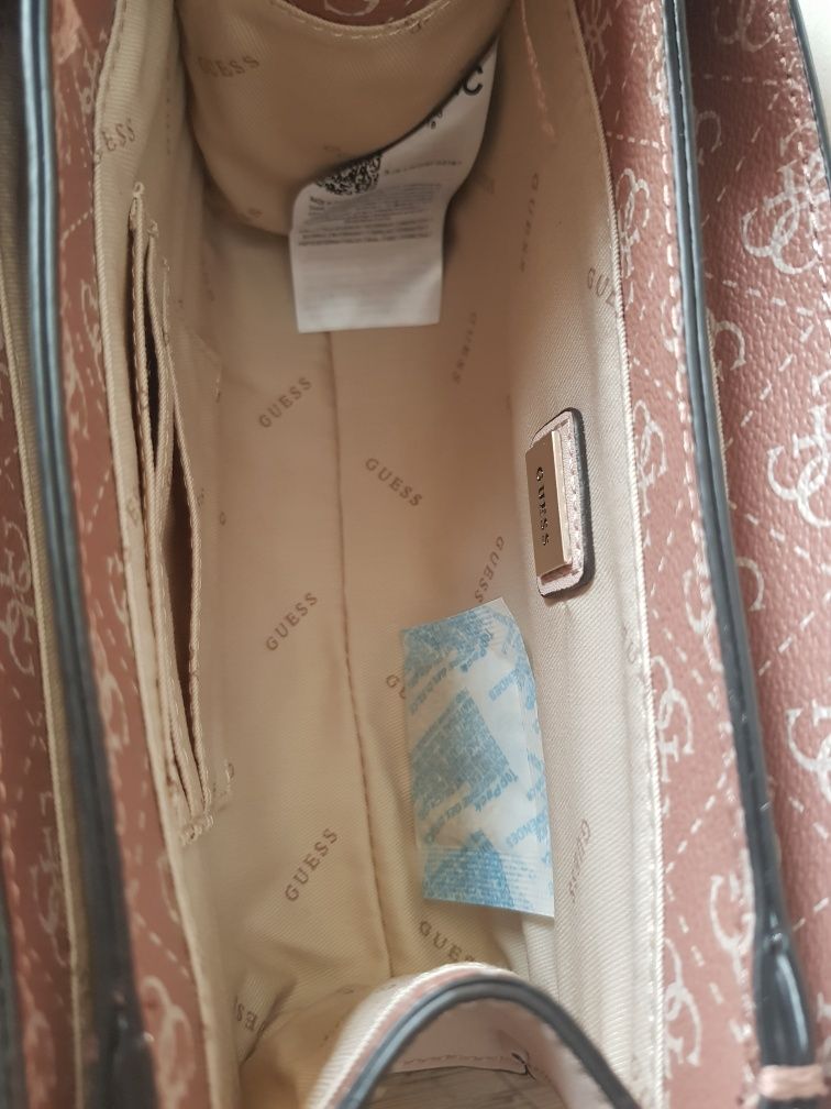 Torebka w cynamonowym kolorze w monogram Guess Camy, nowa z metką