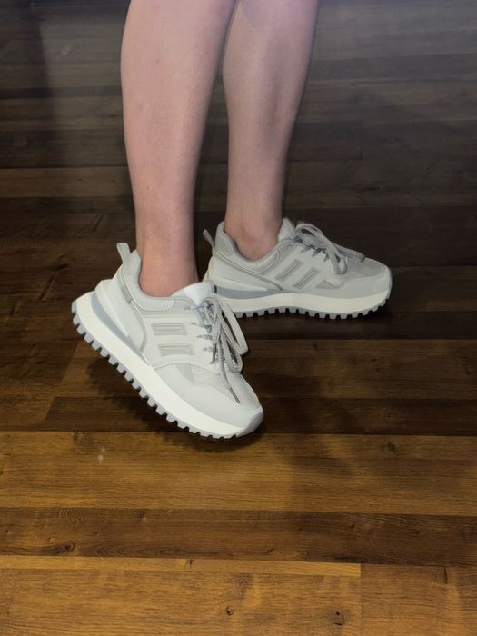 Кросівки сірі спортивні