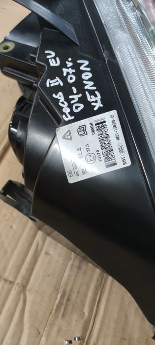 Reflektor lewy przód przedni lampa lewa przednia Xenon ksenon Focus 2