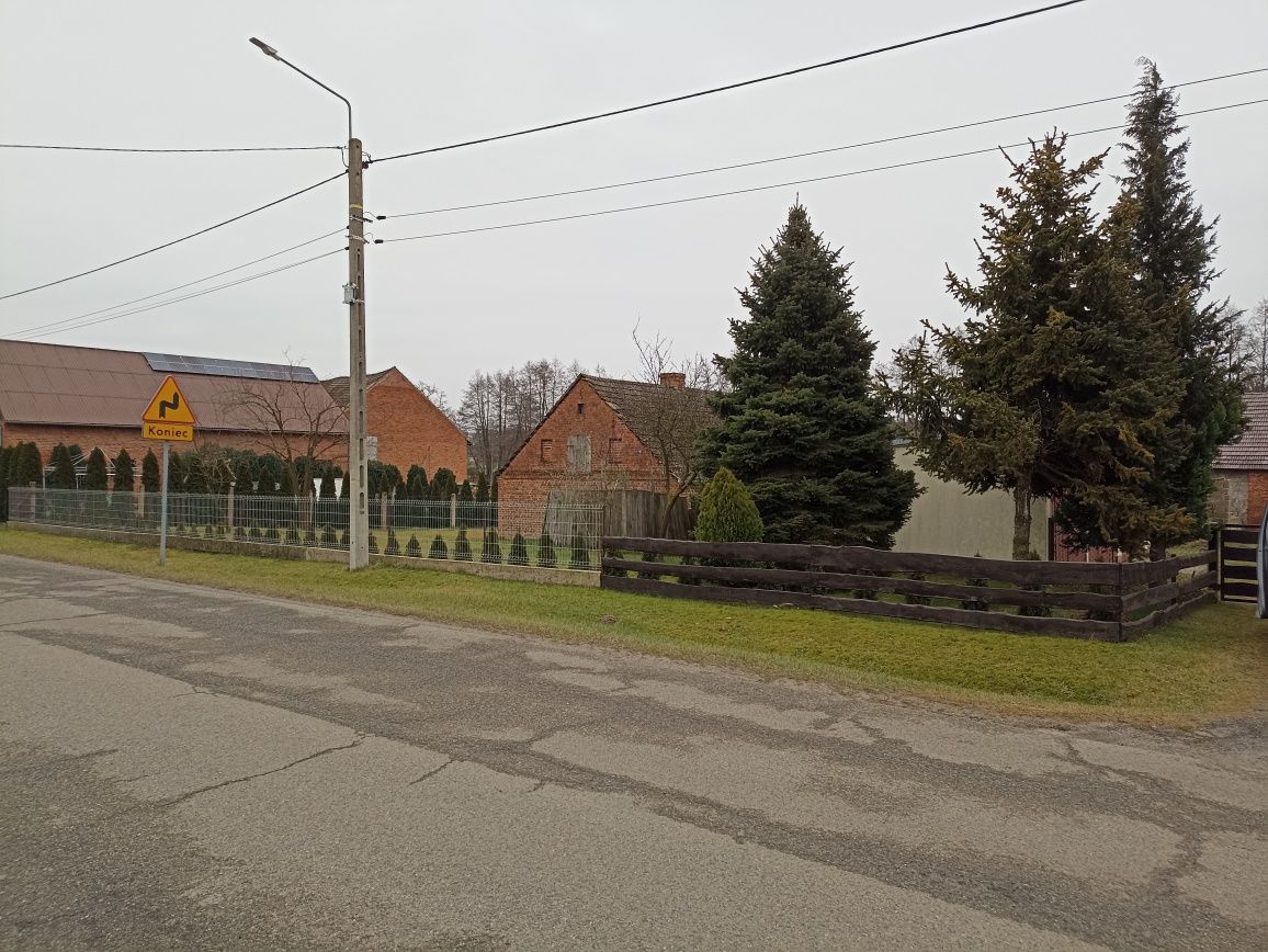 Dom jednorodzinny z garażem i budynkami gospodarczymi